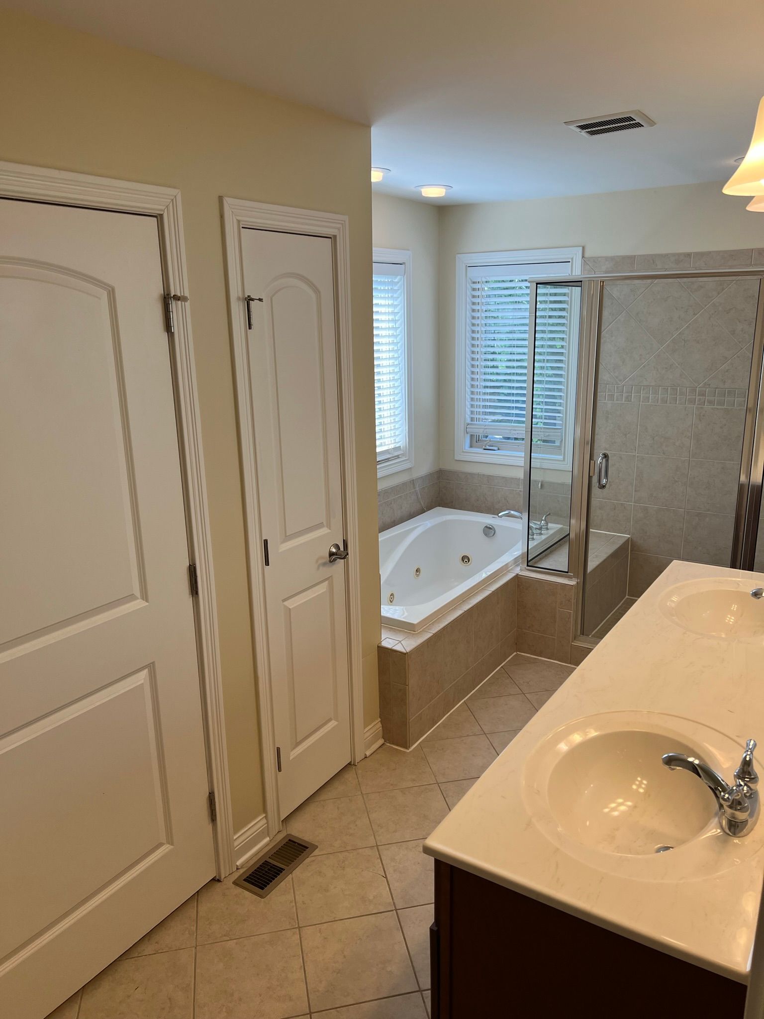 Crescent Avenue Townhomes - Bathroom with tub