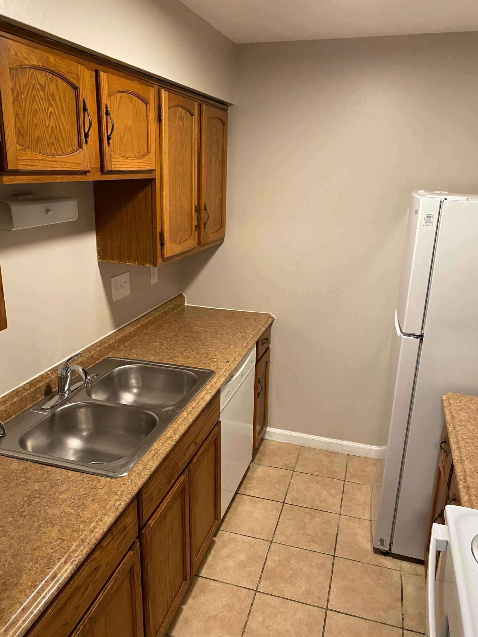 Yearling Court Apartments - kitchen