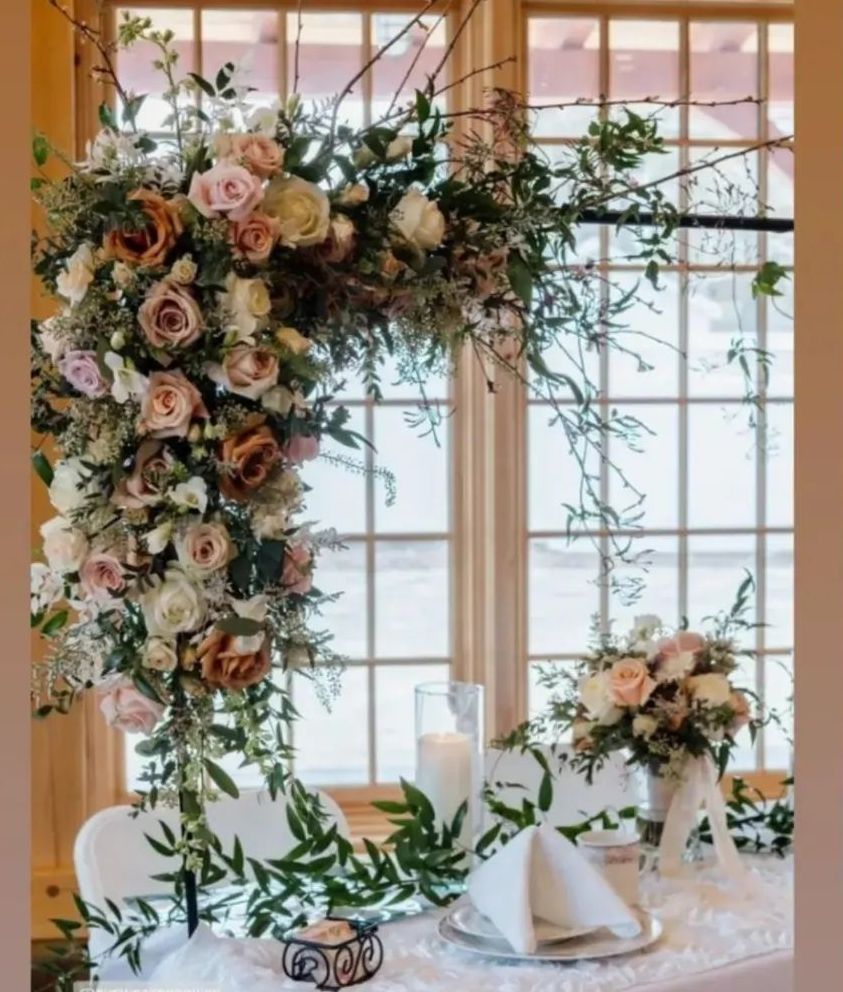 Tulips Floral Design located in Westbrook, CT creates beautiful wedding floral designs for your reception.