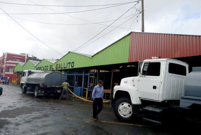 Transportes San Miguel camión de agua estacionado