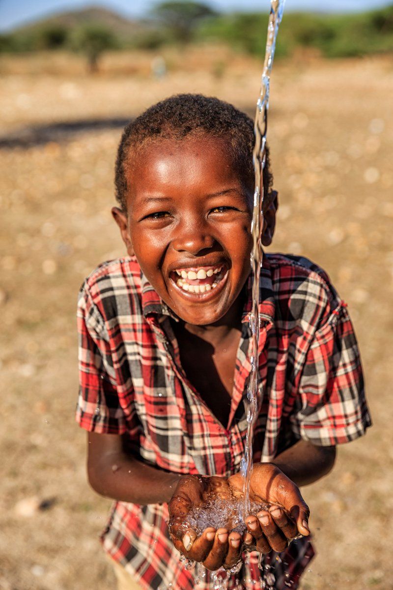 Transportes San Miguel niño recibiendo agua