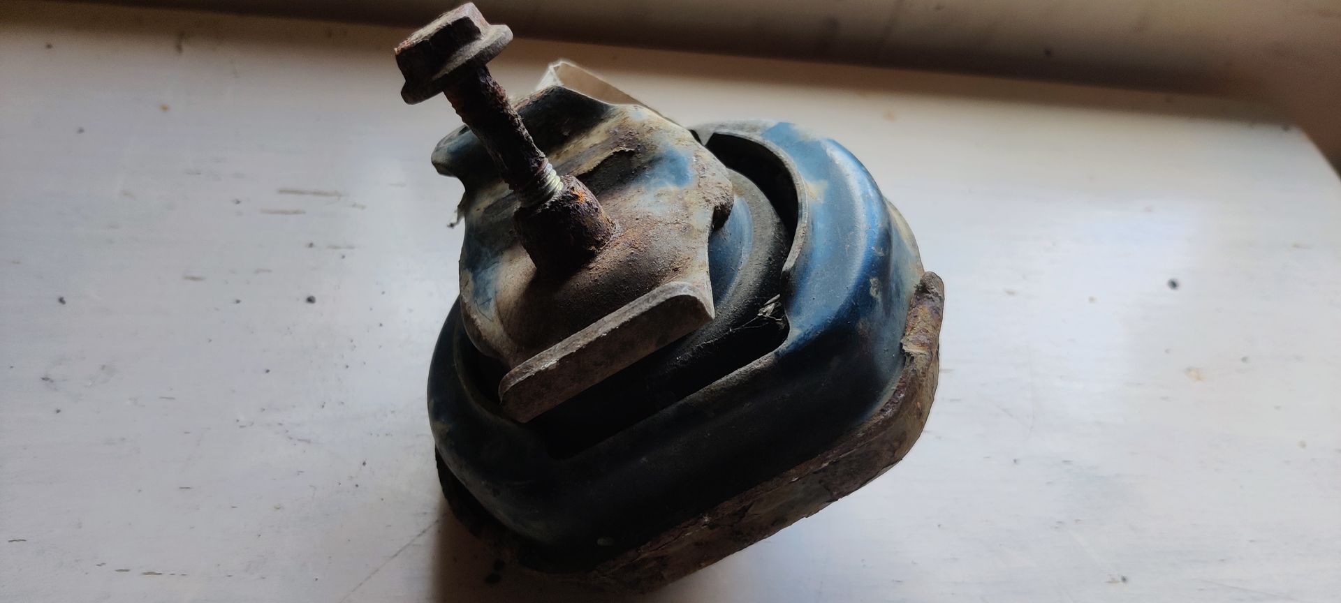 VW Golf 1 cabrio, motorsteun.