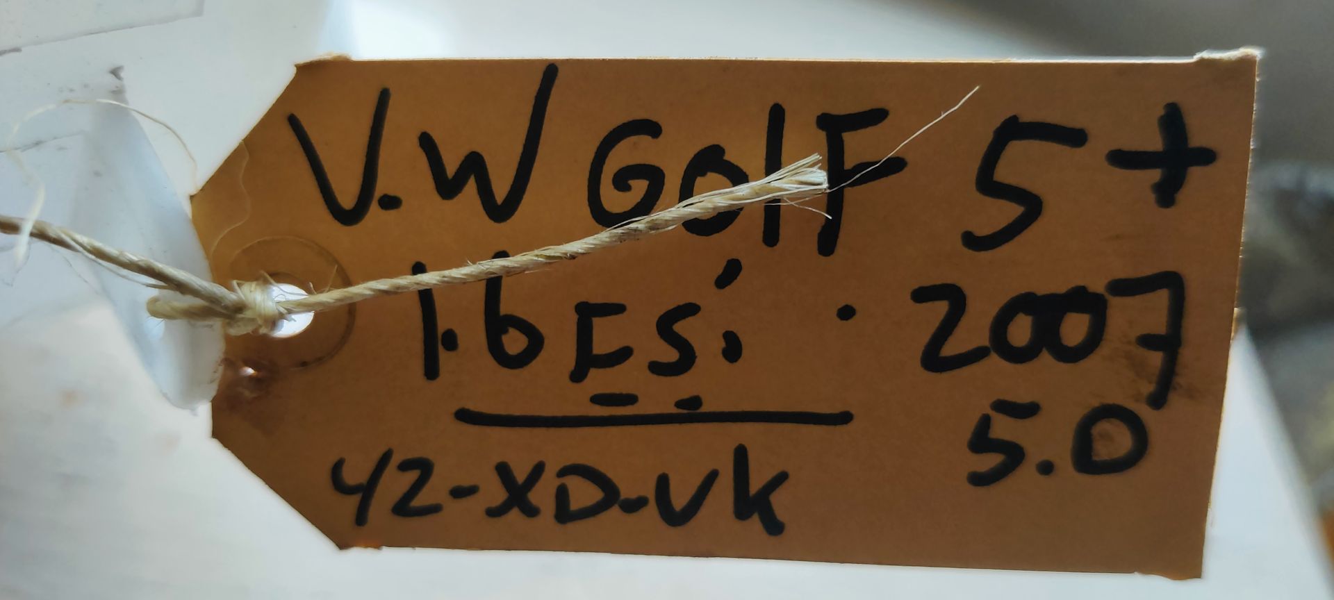 VW Golf 5 plus, ruitensproeiertank met motor.