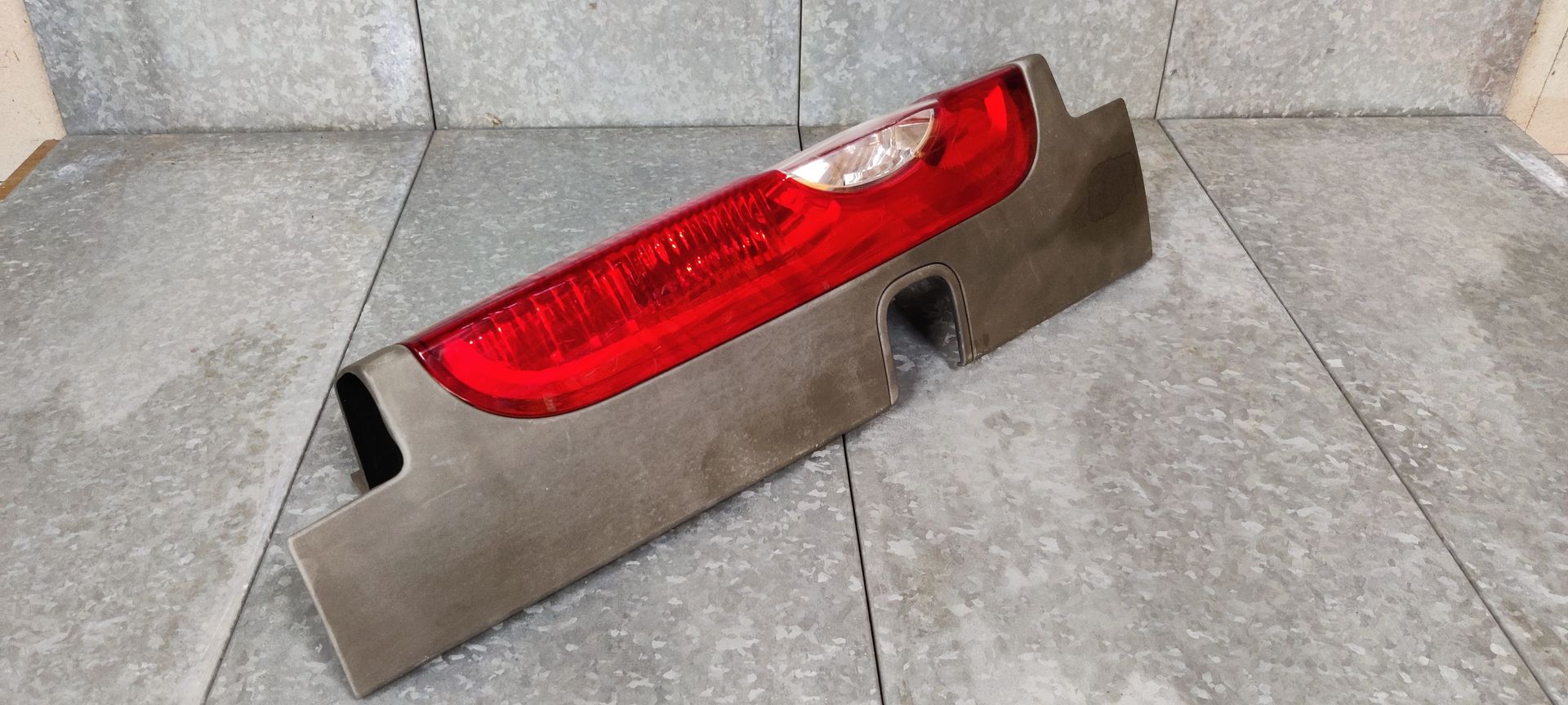 Opel Vivaro, Renault Trafic achterlicht links.