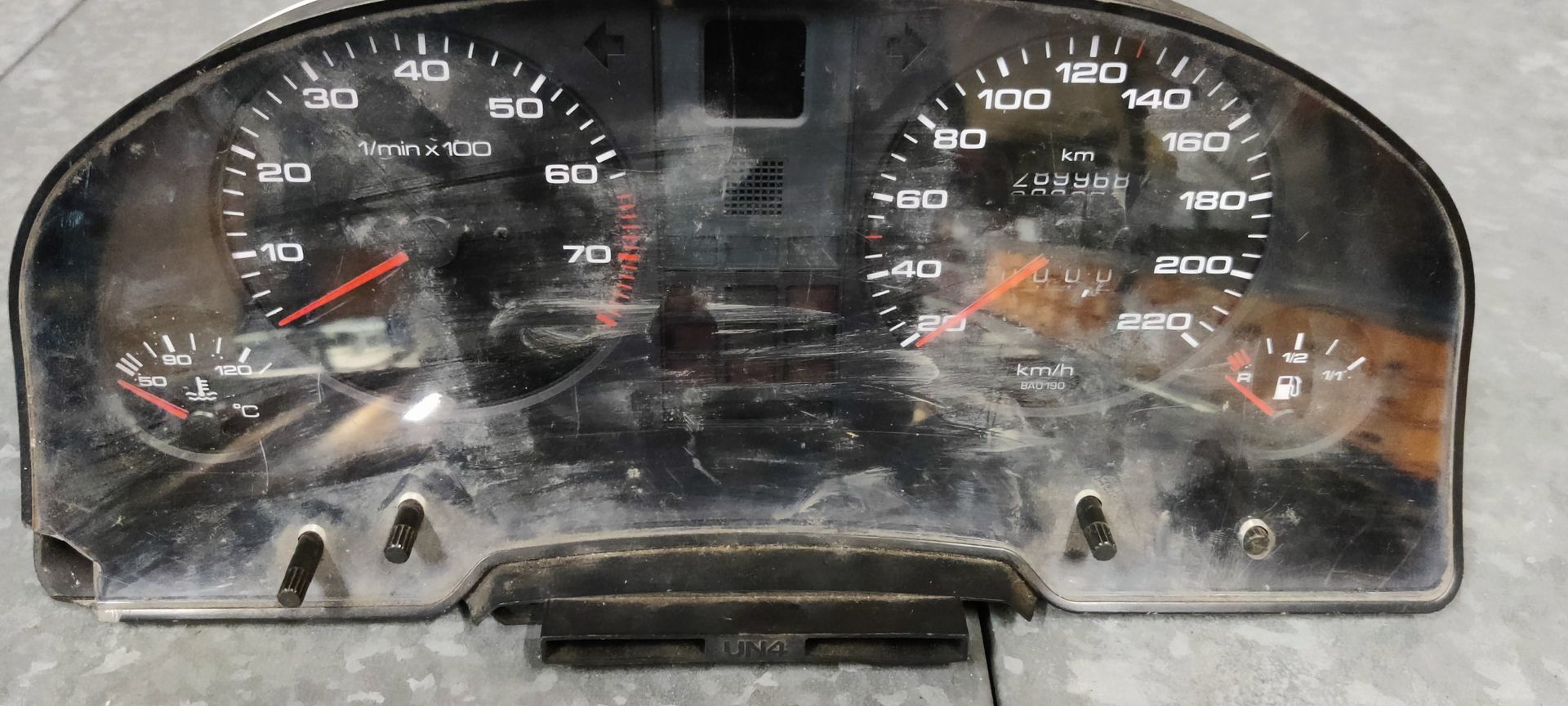 Audi 80 sedan, dashboard teller unit