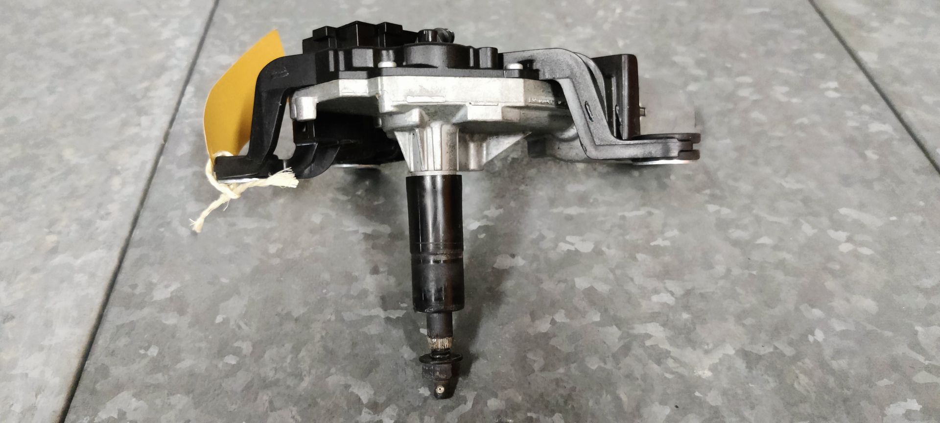 VW Golf 5 plus, ruitenwissermotor achter.