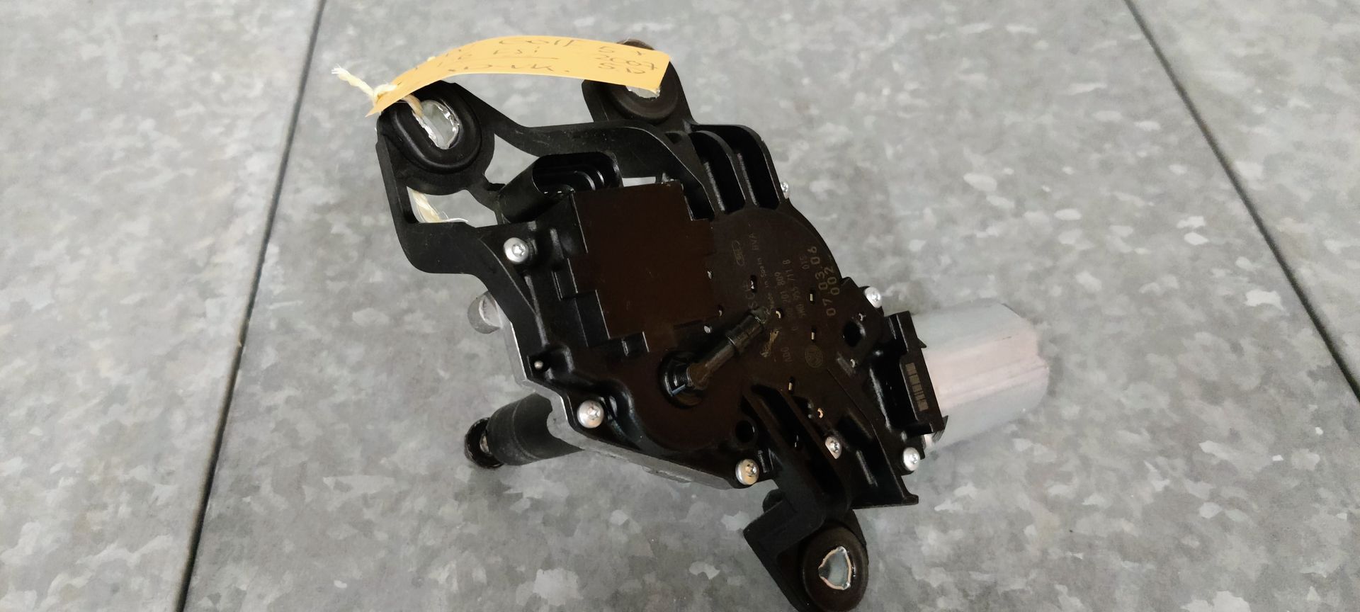 VW Golf 5 plus, ruitenwissermotor achter.