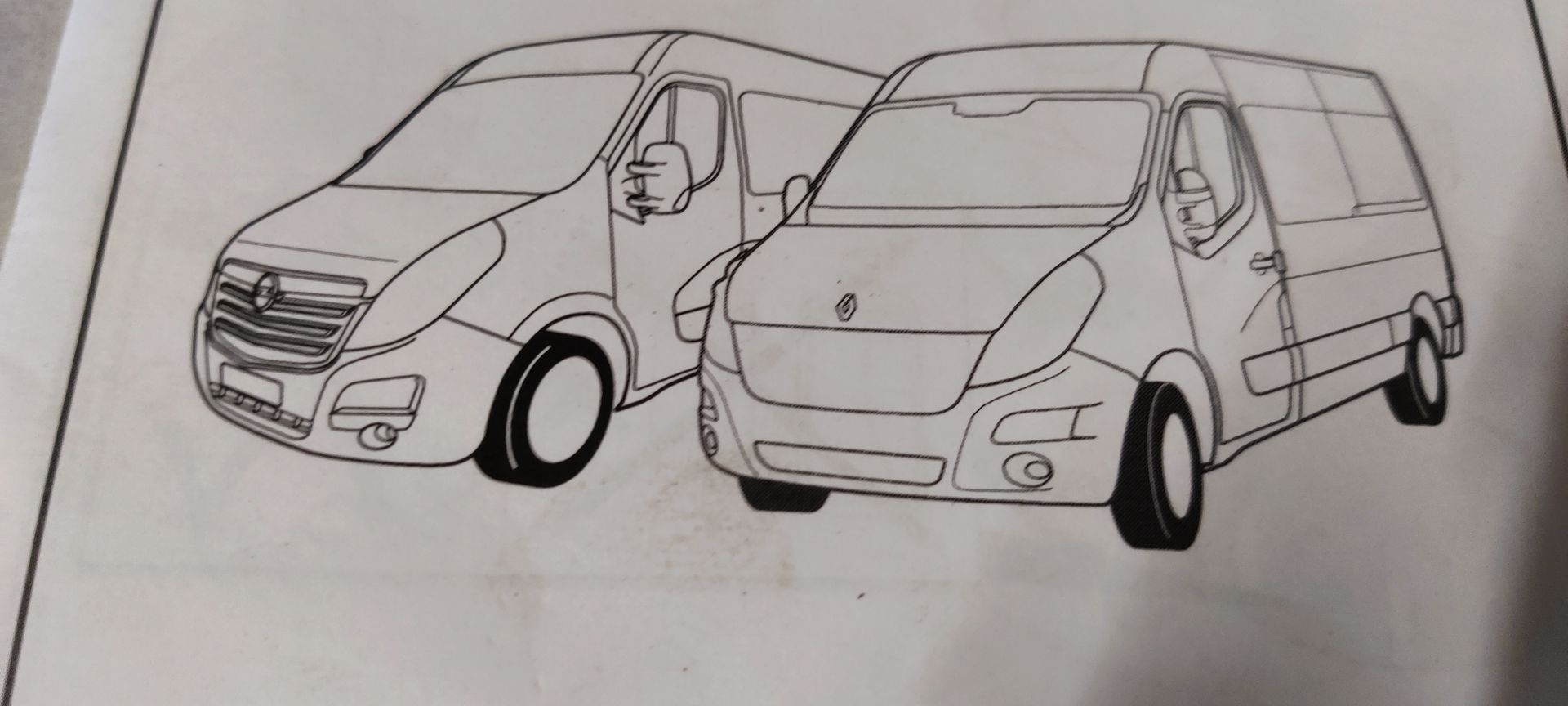 Opel Movano trekhaak. Een in een doos verpakte kabelboomset voor een trekhaak, inclusief instructies, elektrische kabels, een stekker en klein bevestigingsmateriaal, ligt op een tegelvloer.