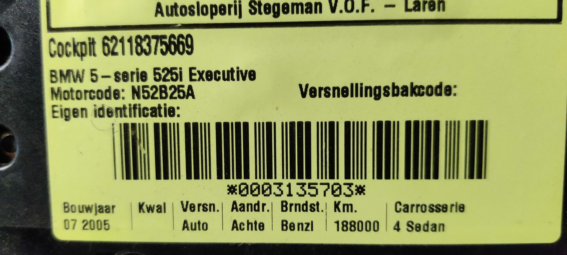 Een zwart instrumentenpaneel van een BMW E36 met snelheidsmeter, toerenteller, brandstofmeter en temperatuurmeter.