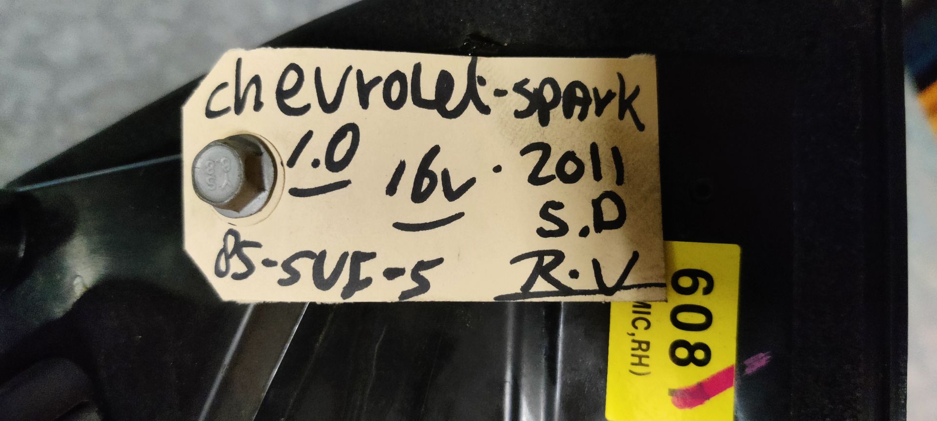 Een gele sticker met de tekst