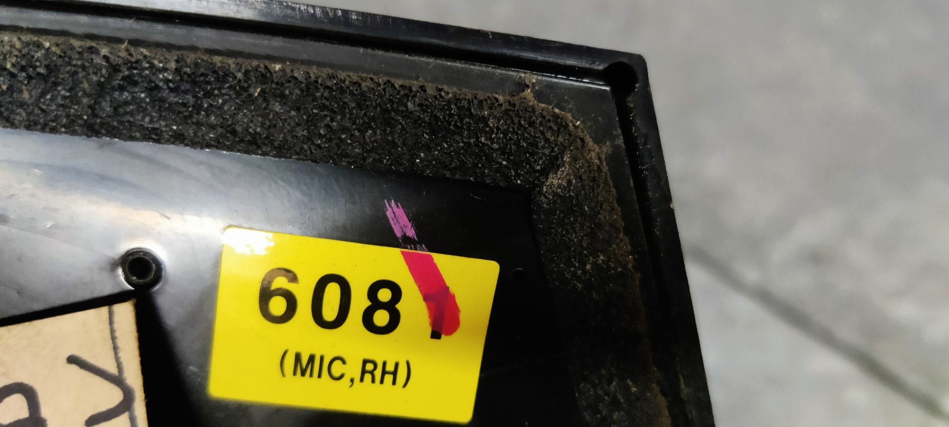 Een gele sticker met de tekst