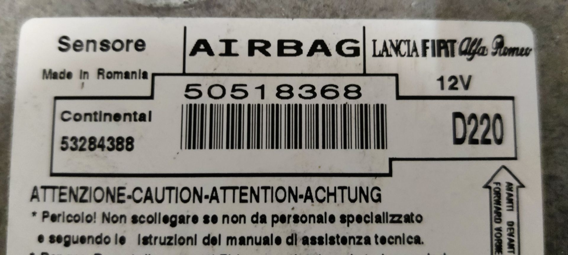 Mito airbag-regelmodule met een wit productlabel waarop barcodes en technische tekst staan, op een grijze ondergrond.