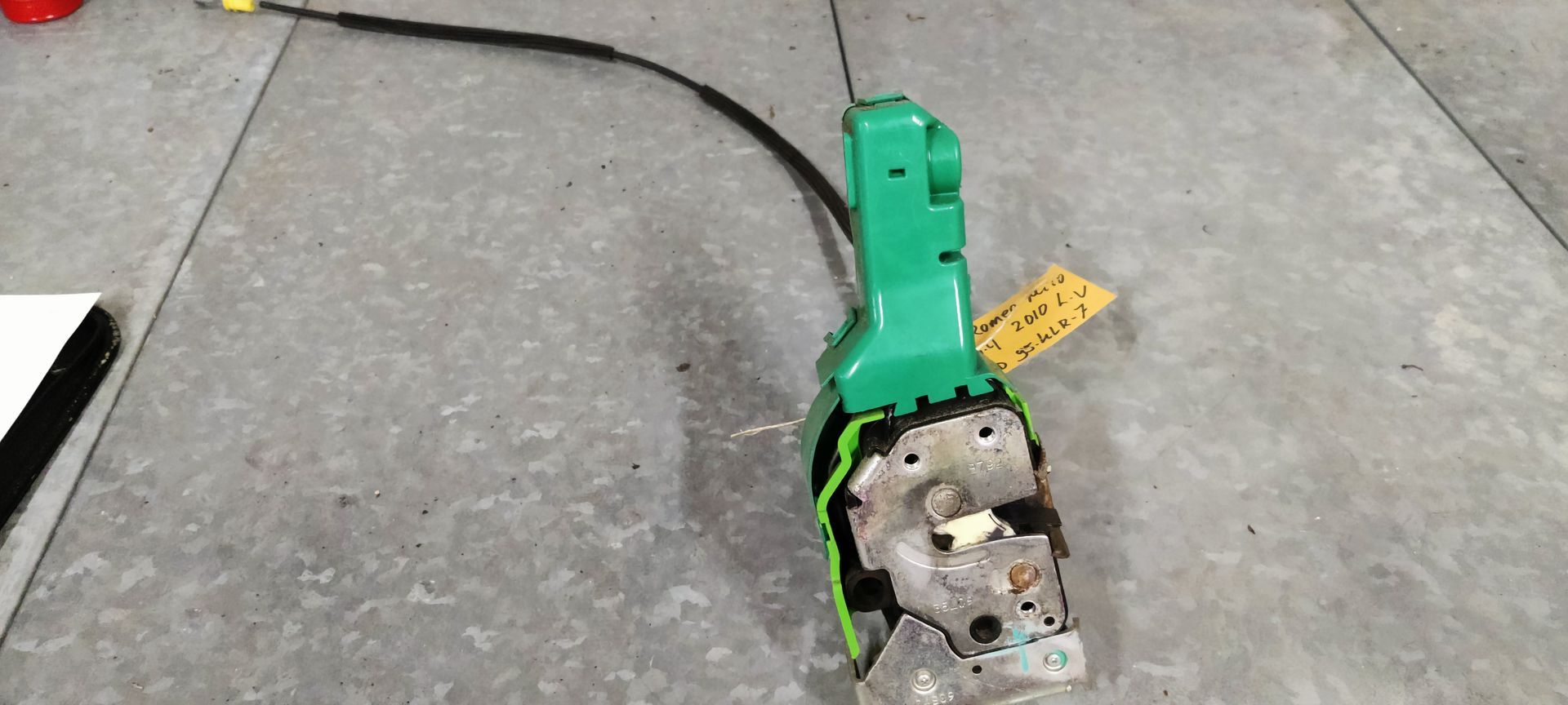 Alfa Romeo MiTo deurslot vanger met kabels linker portier.