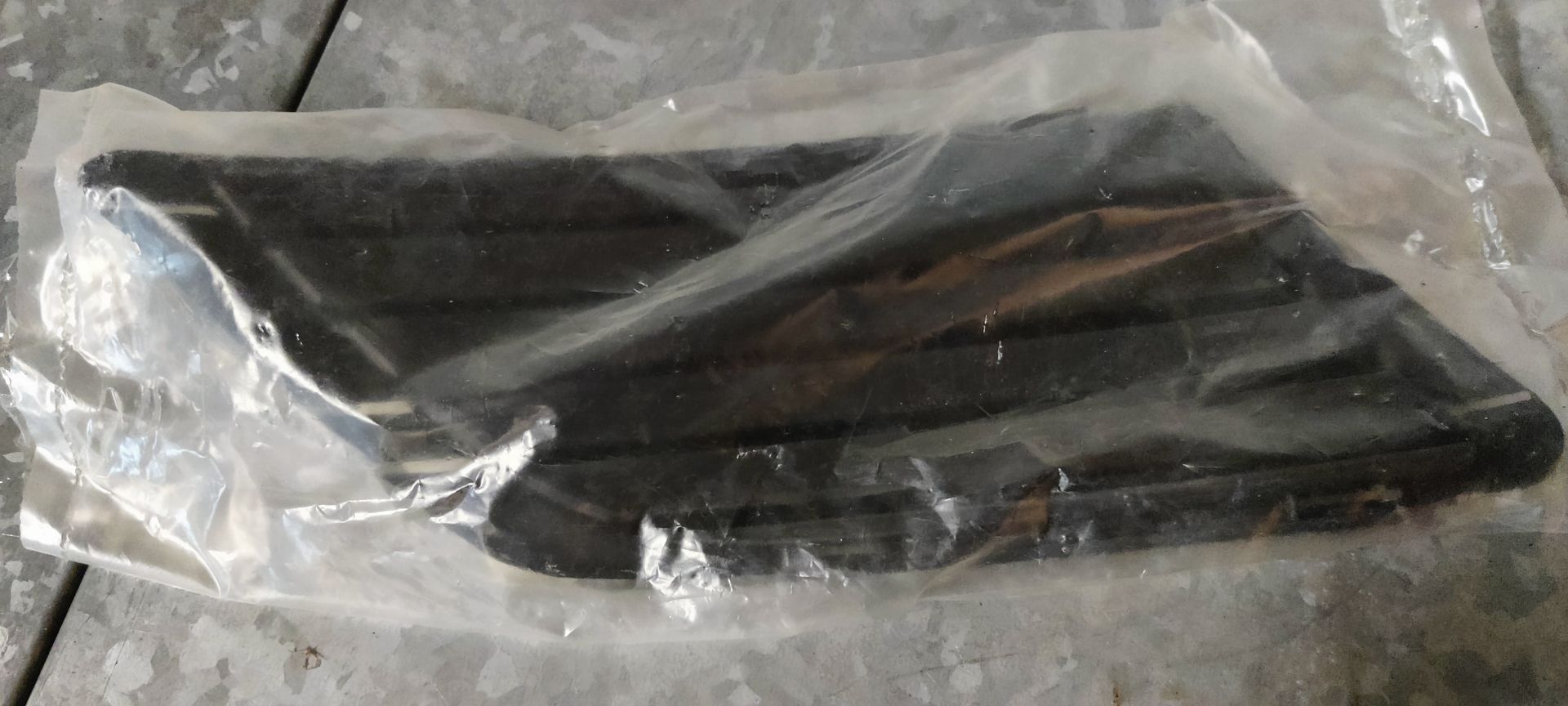 Opel Corsa C grille gedeelte linksonder.