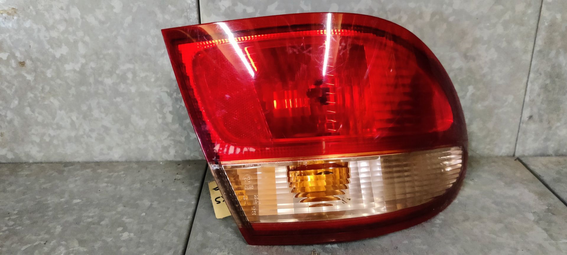 Nissan Almera linker achterlicht bj 2003.