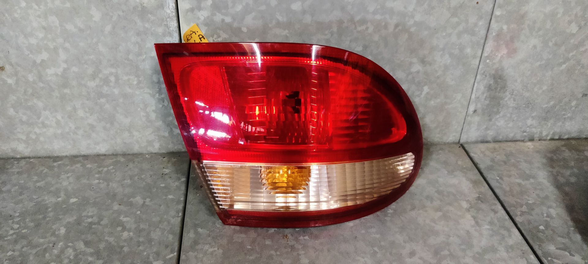 Nissan Almera linker achterlicht bj 2002.