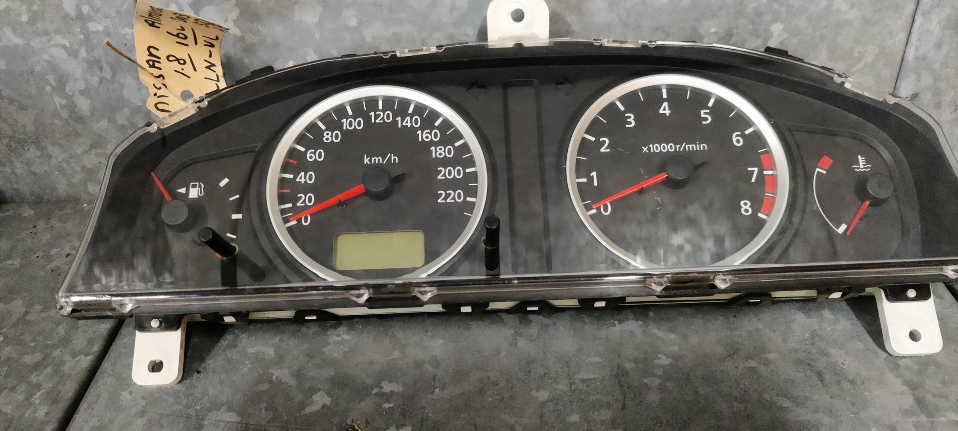 Nissan Almera uit 2003, dashboard tellerset.