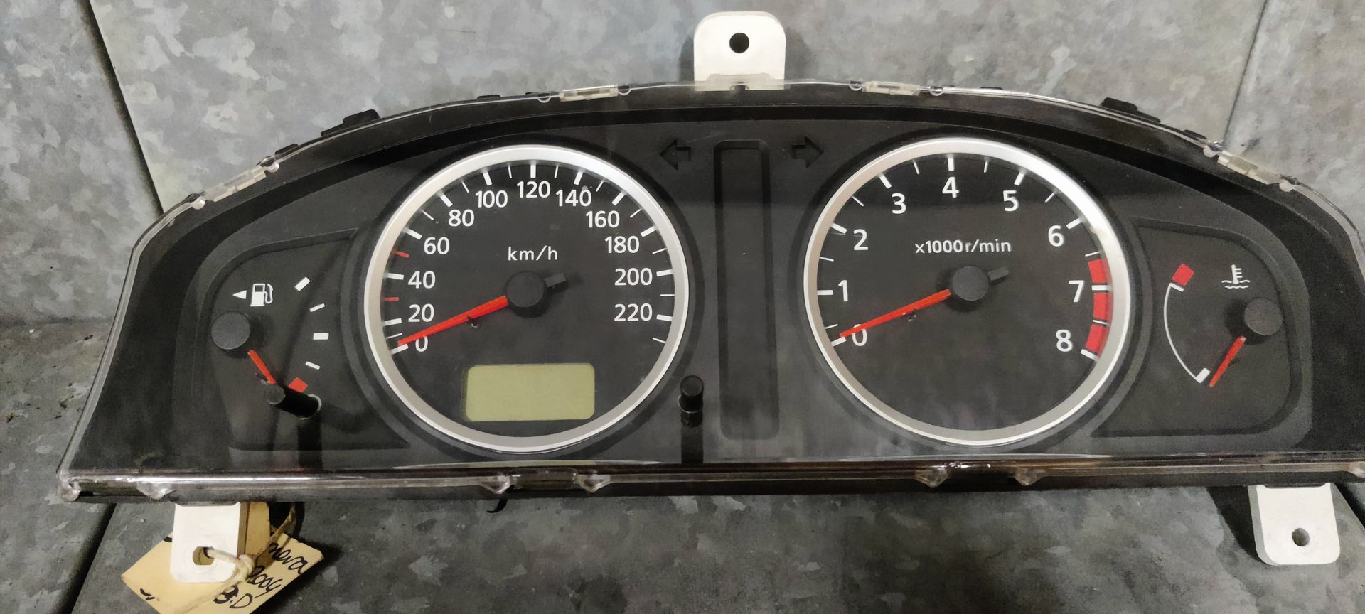 Nissan Almera uit 2004, dashboard tellerset.