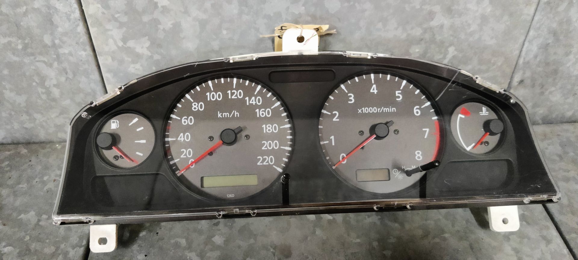 Nissan Almera uit 2001, dashboard tellerset.
