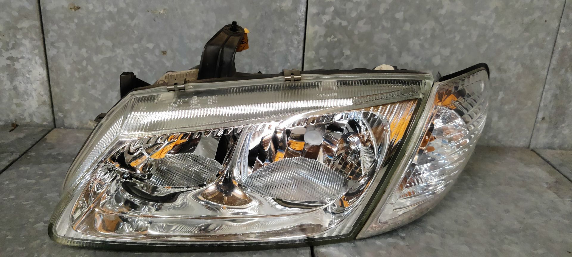 Nissan Almera linker koplamp uit 2002.