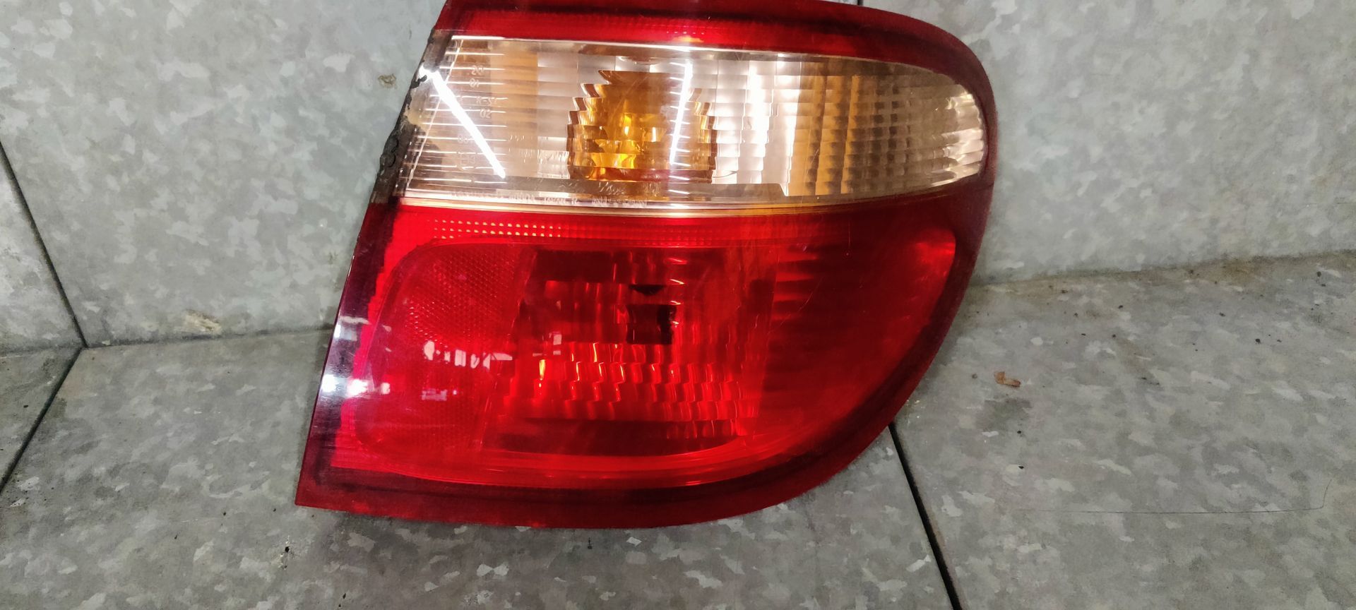 Nissan Almera rechter achterlicht bj 2001.