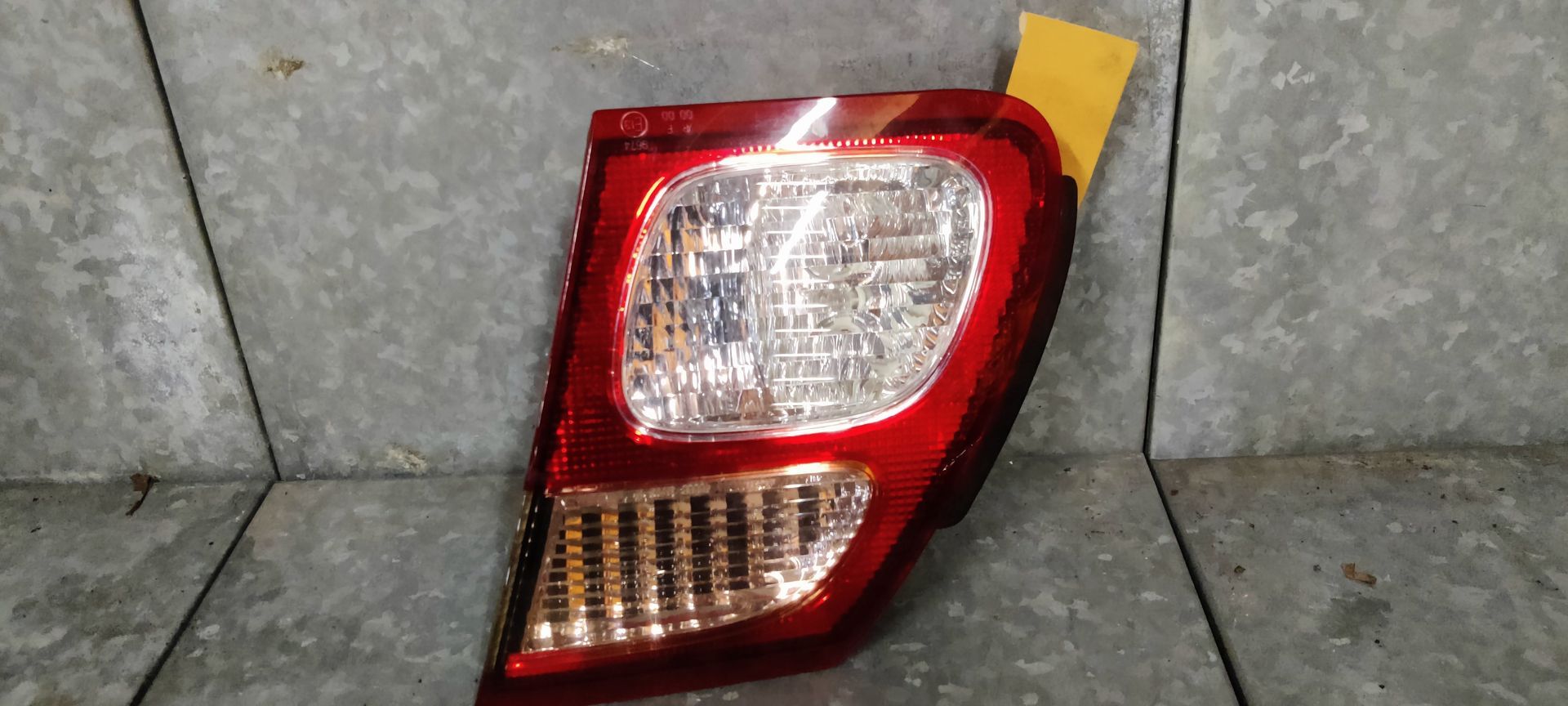 Nissan Almera rechter achterlicht uit 2002.