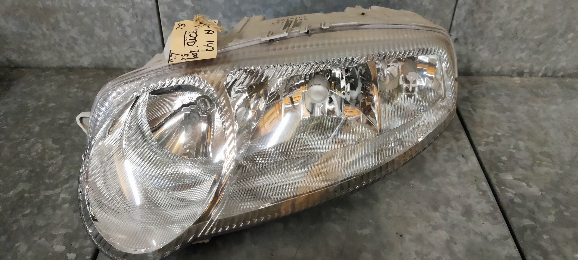 Alfa Romeo 147, 19 JTD linker koplamp.