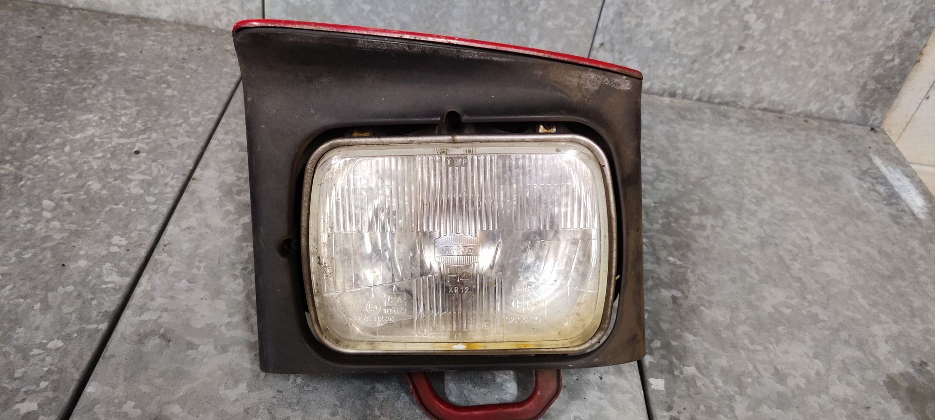 Mazda 323F linker koplamp uit 1990.