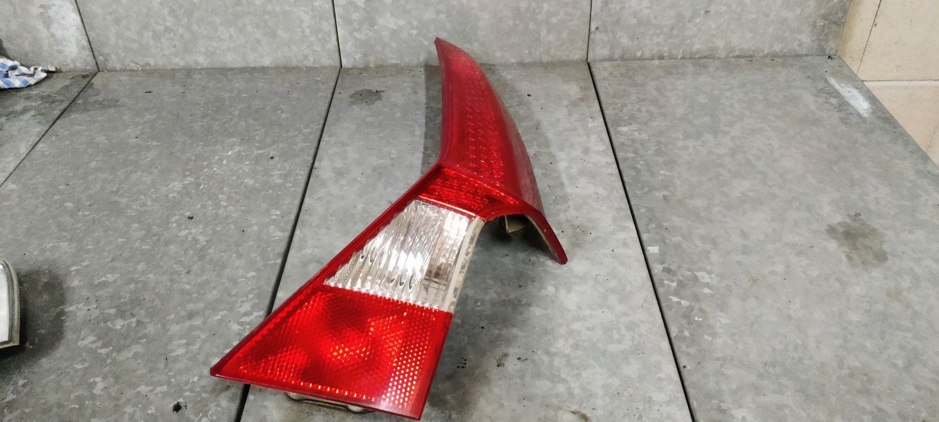 Volvo V70 van 2009 achterlicht rechts.