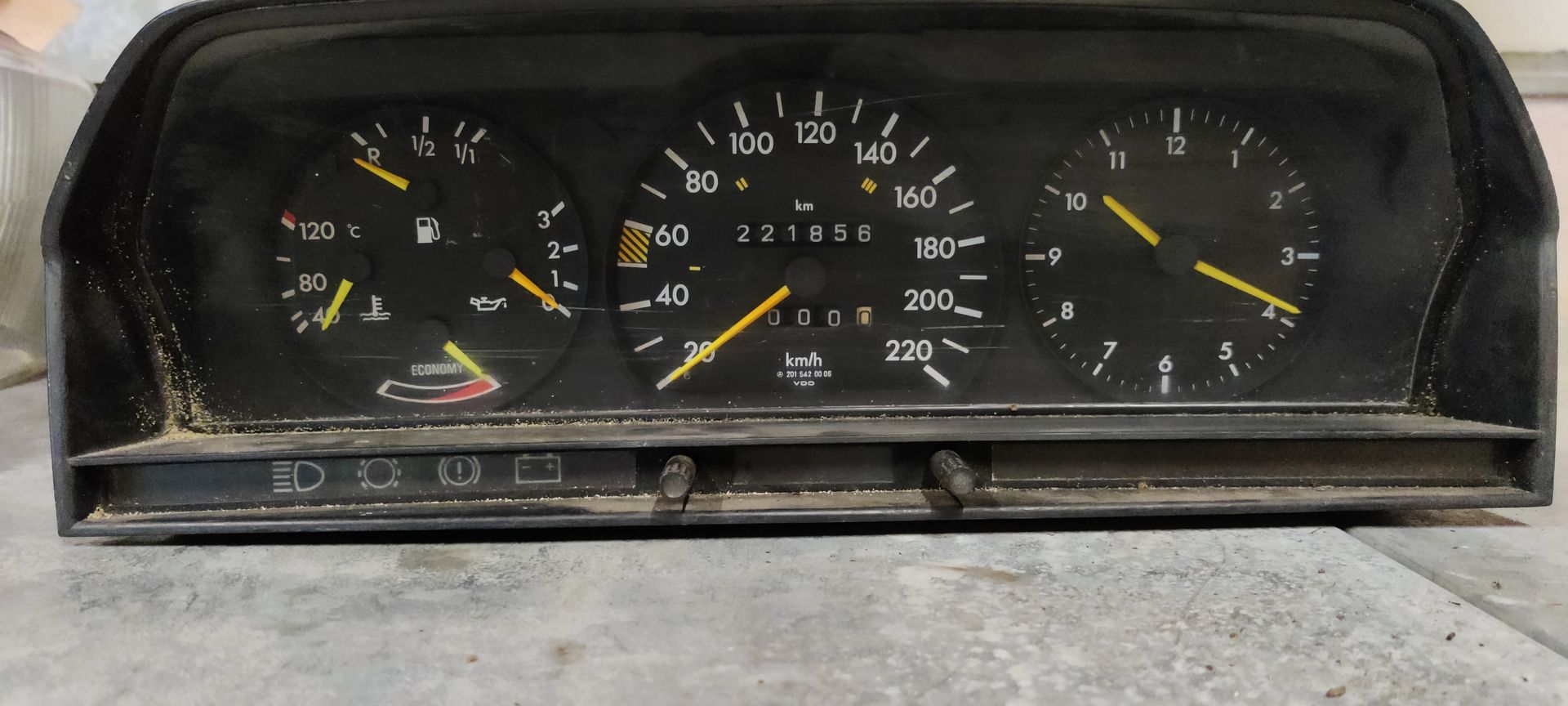 Mercedes 190 dashboard tellerset,