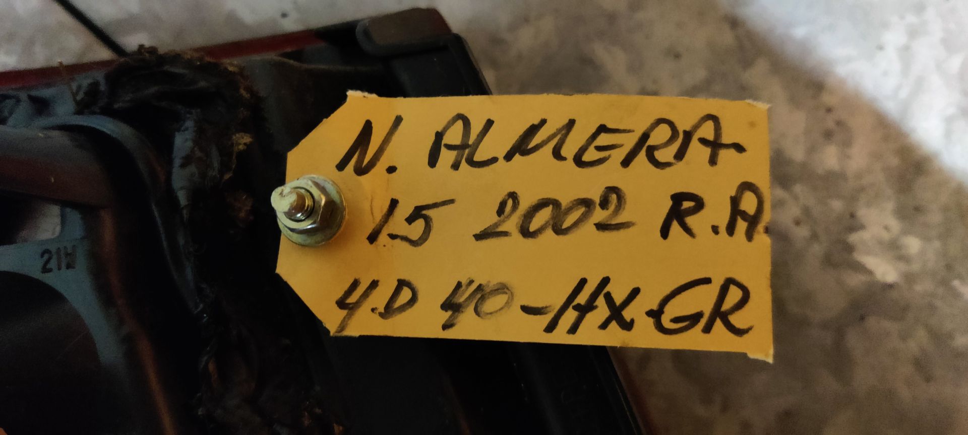 Nissan Almera rechter achterlicht uit bj 2002.