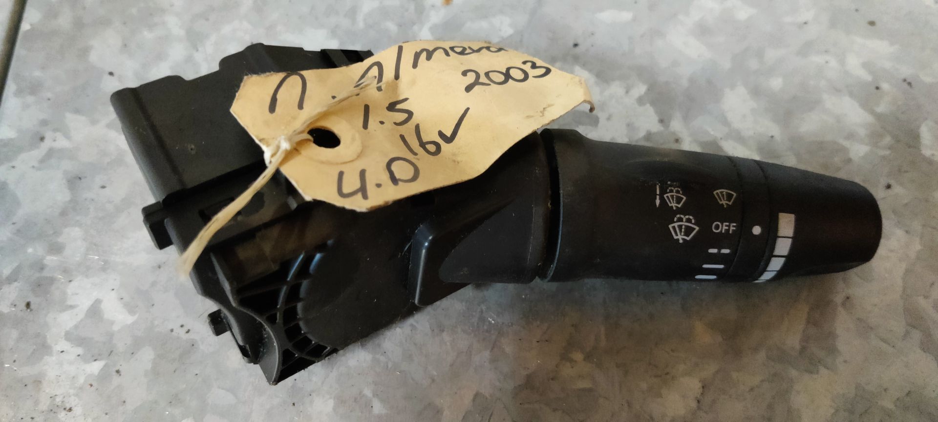 Nissan Almera ruitensproeier hendel uit 2003.