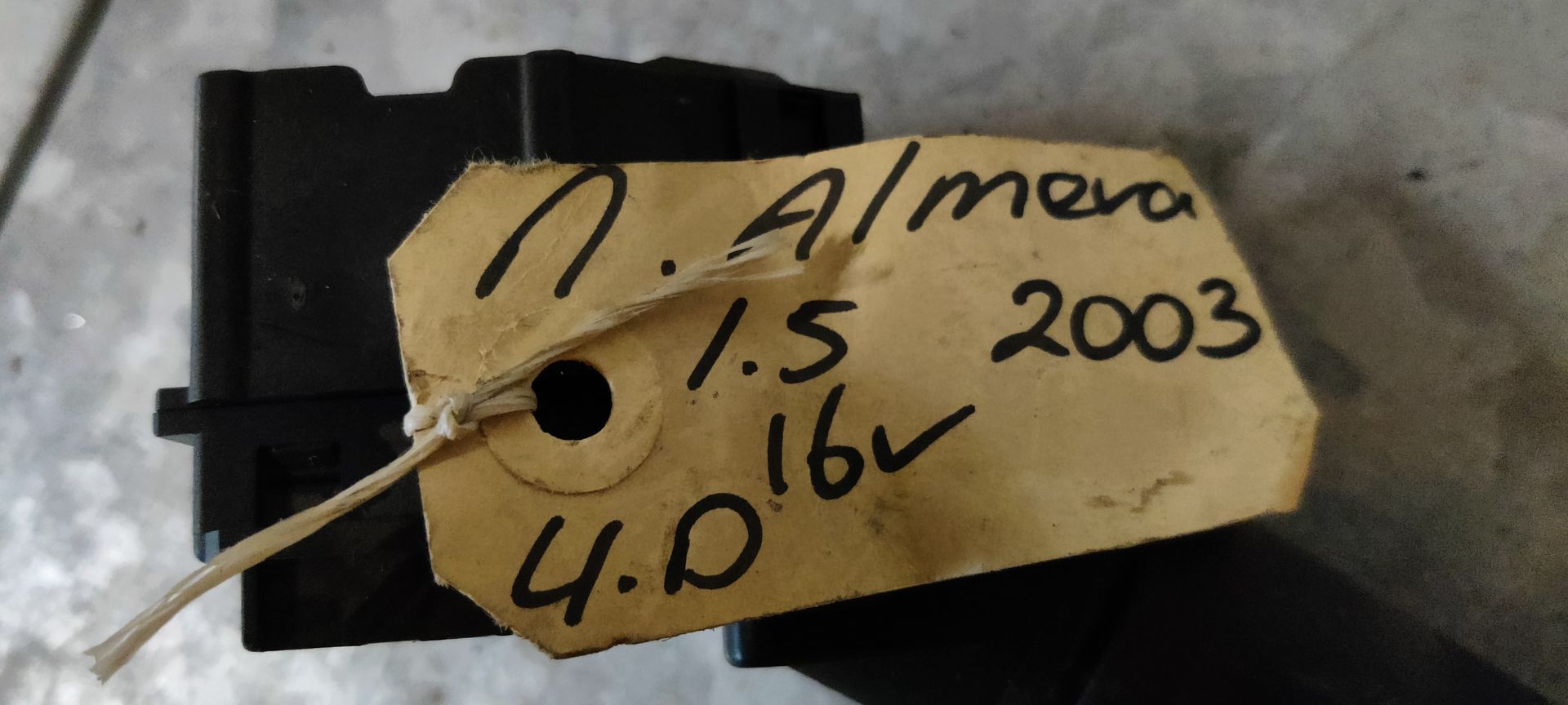 Nissan Almera ruitensproeier hendel uit 2003.