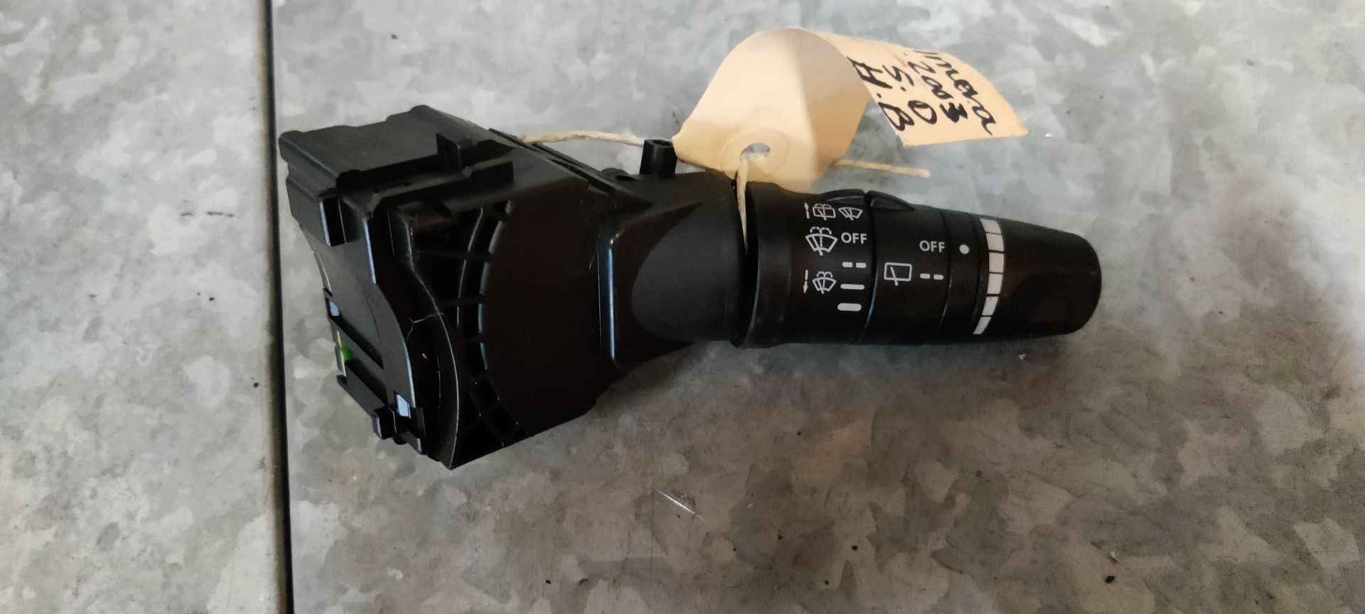 Nissan Almera ruitensproeier hendel van 2003.