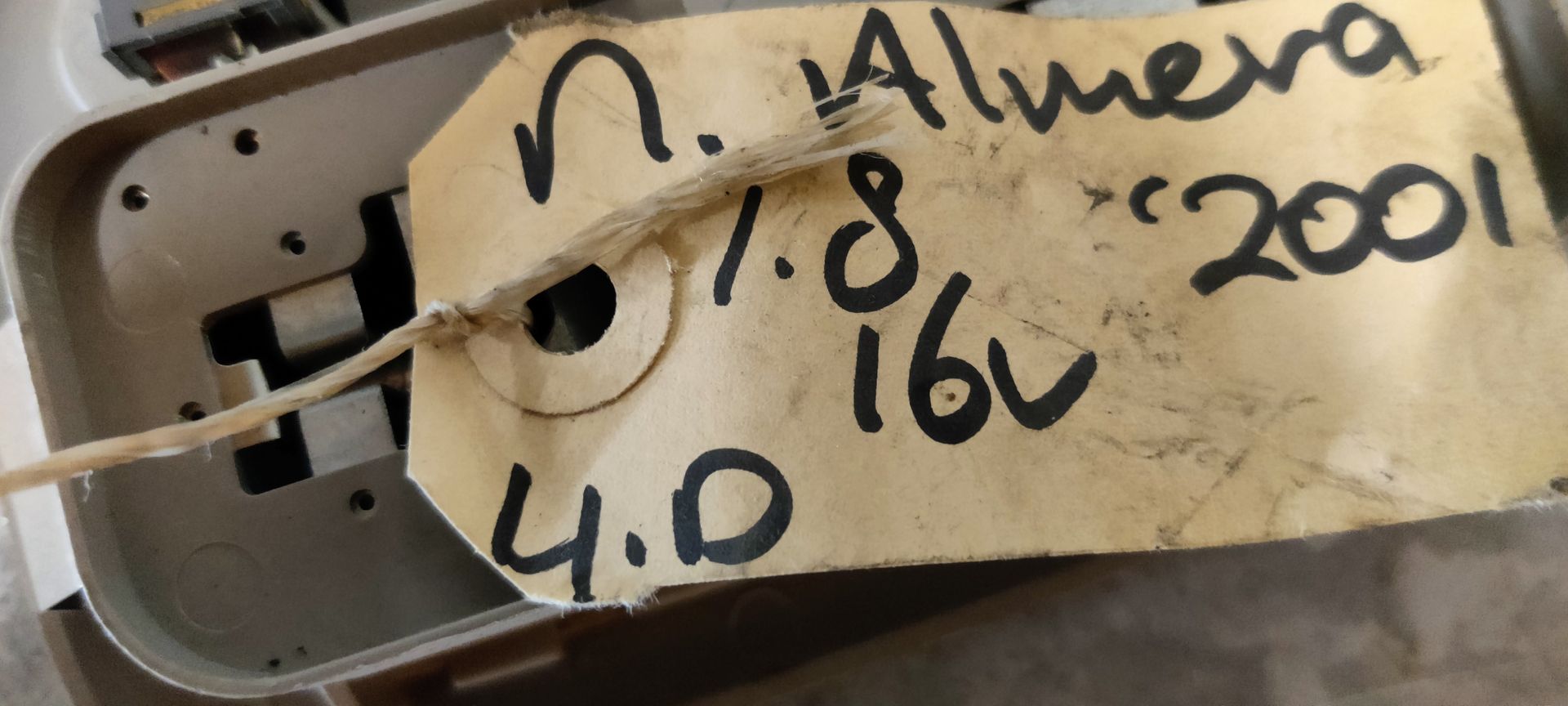 Nissan Almera binnenverlichting plafond.