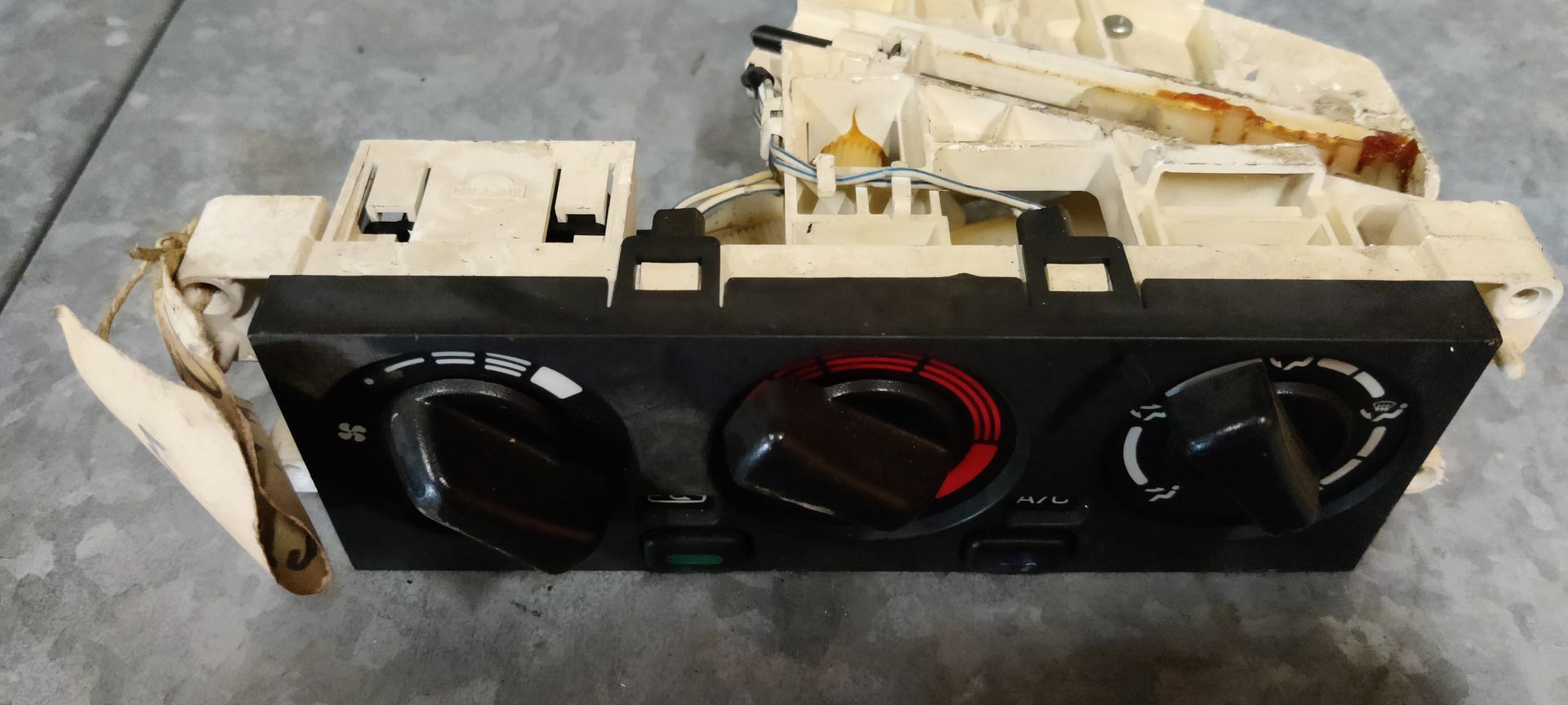 Nissan Almera kachelbediening / airco / aanjagerschakelaar.