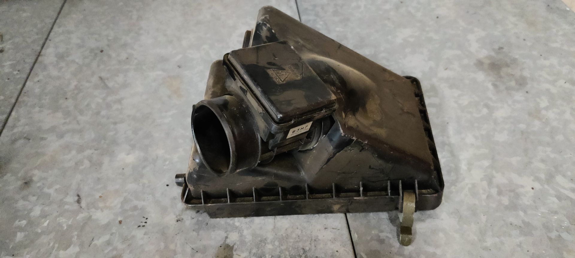 Nissan Almera luchtfilterbak met luchtmassameter.