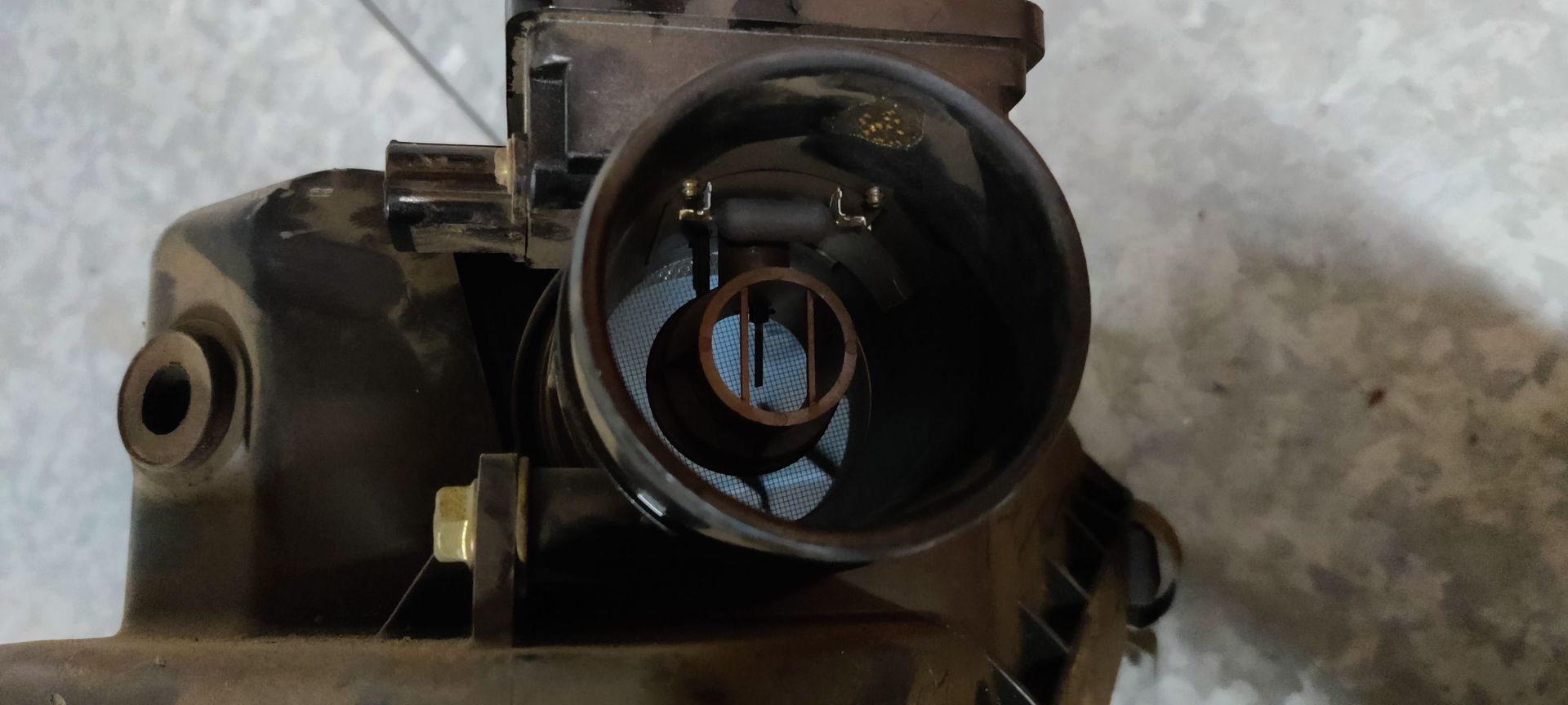 Nissan Almera luchtfilterbak met luchtmassameter.