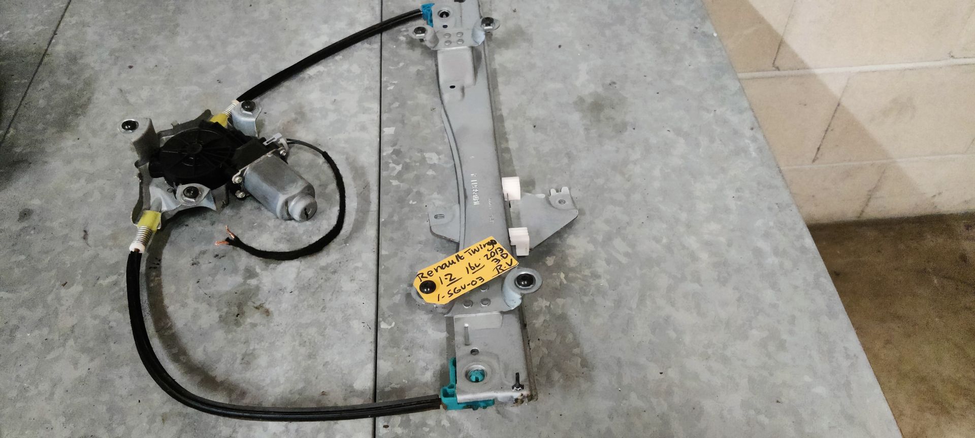 Renault Twingo rechtvoor ruitmechaniek, portierruitmotor met kabels.