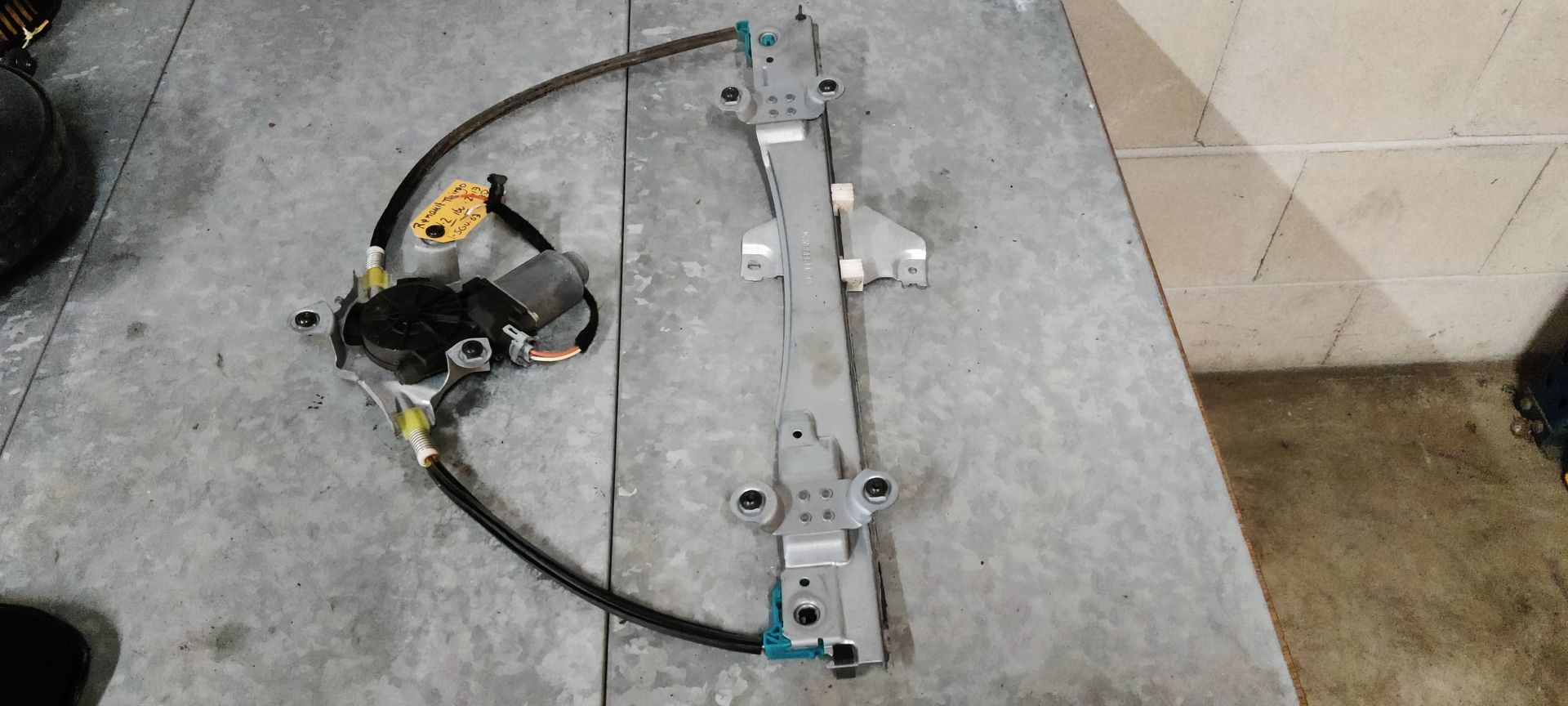 Renault Twingo linksvoor ruitmechaniek, portierruitmotor met kabels.