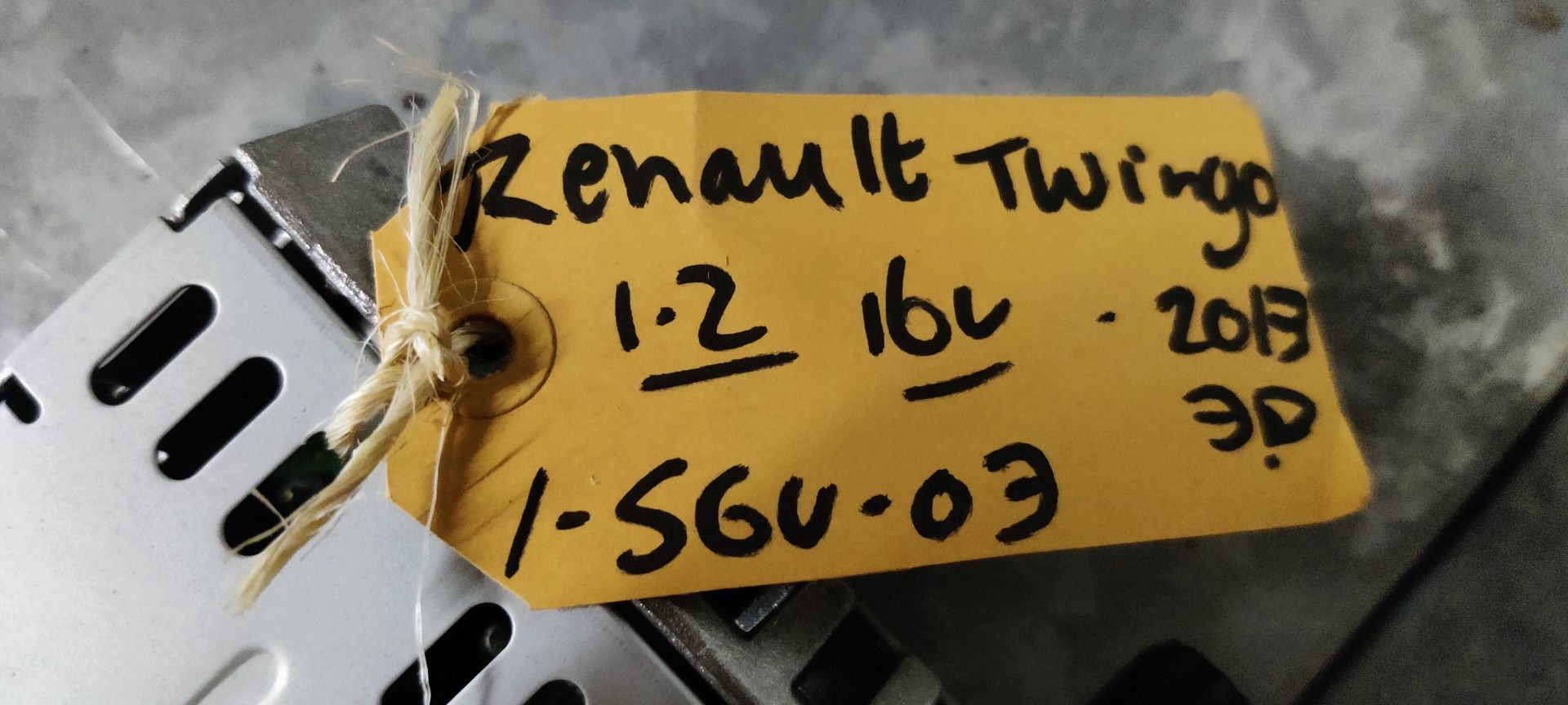 Een autoradio met een zilverkleurige behuizing, een zwart bedieningspaneel en een centraal digitaal display.