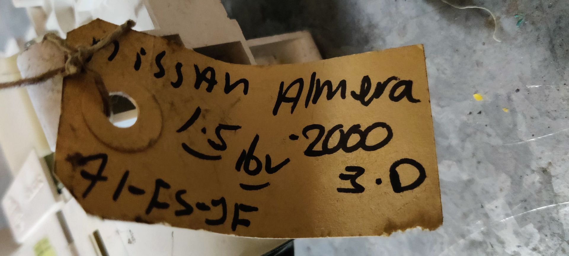 Een zwarte klimaatregelingsunit voor in de auto met draaiknoppen voor temperatuur, ventilatorsnelheid en ventilatie, plus knoppen voor airconditioning en ontwaseming.