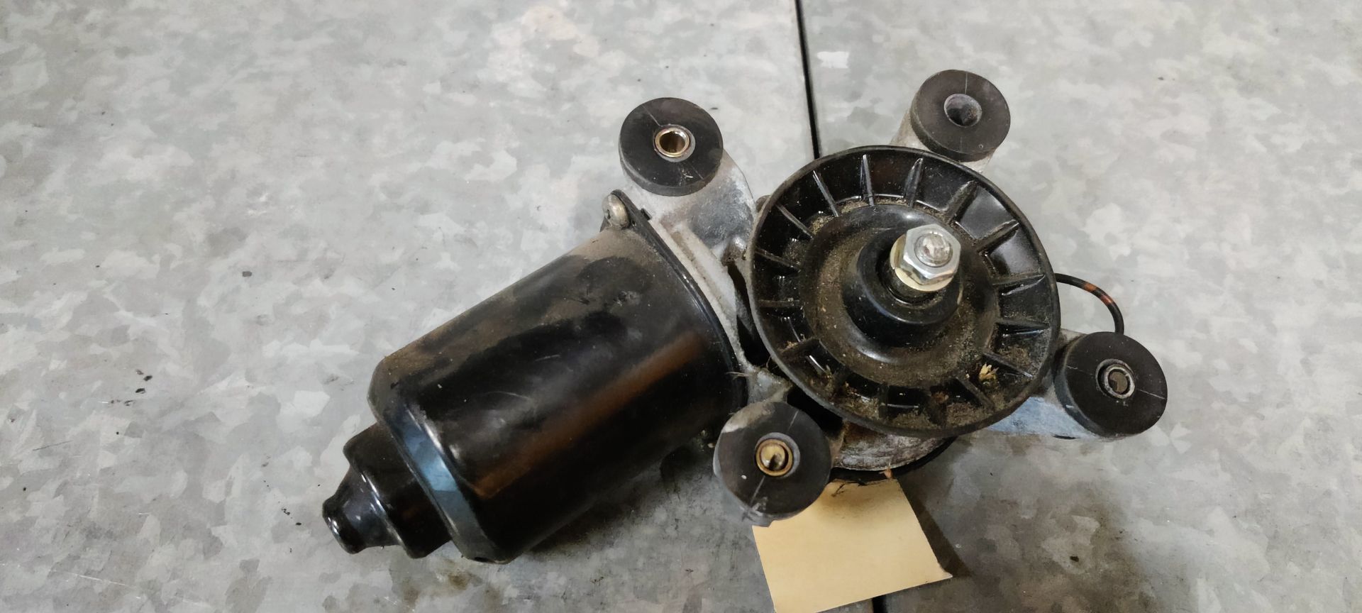 Daihatsu Cuore ruitenwissermotor voorzijde uit 2008.