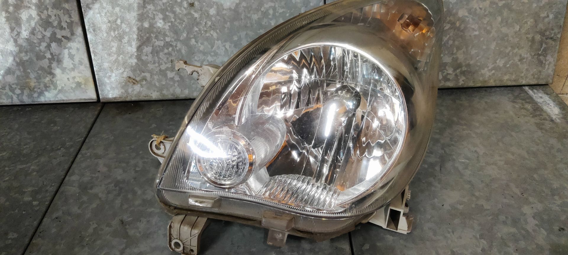 Daihatsu Cuore linker koplamp uit 2008.