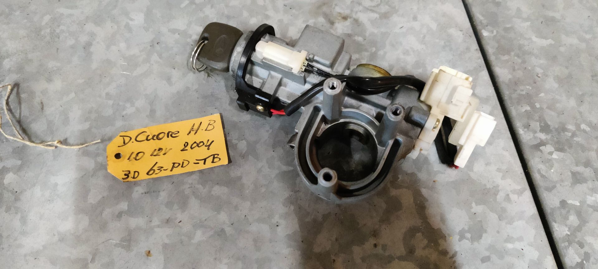 Daihatsu Cuore contactslot uit 2004.