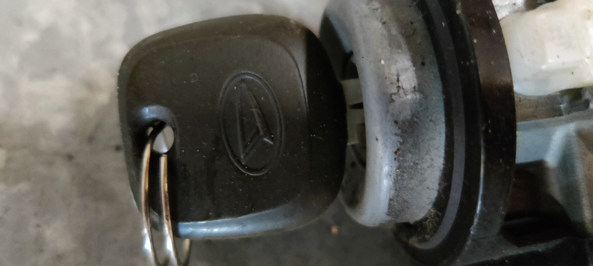 Daihatsu Cuore contactslot uit 2004.