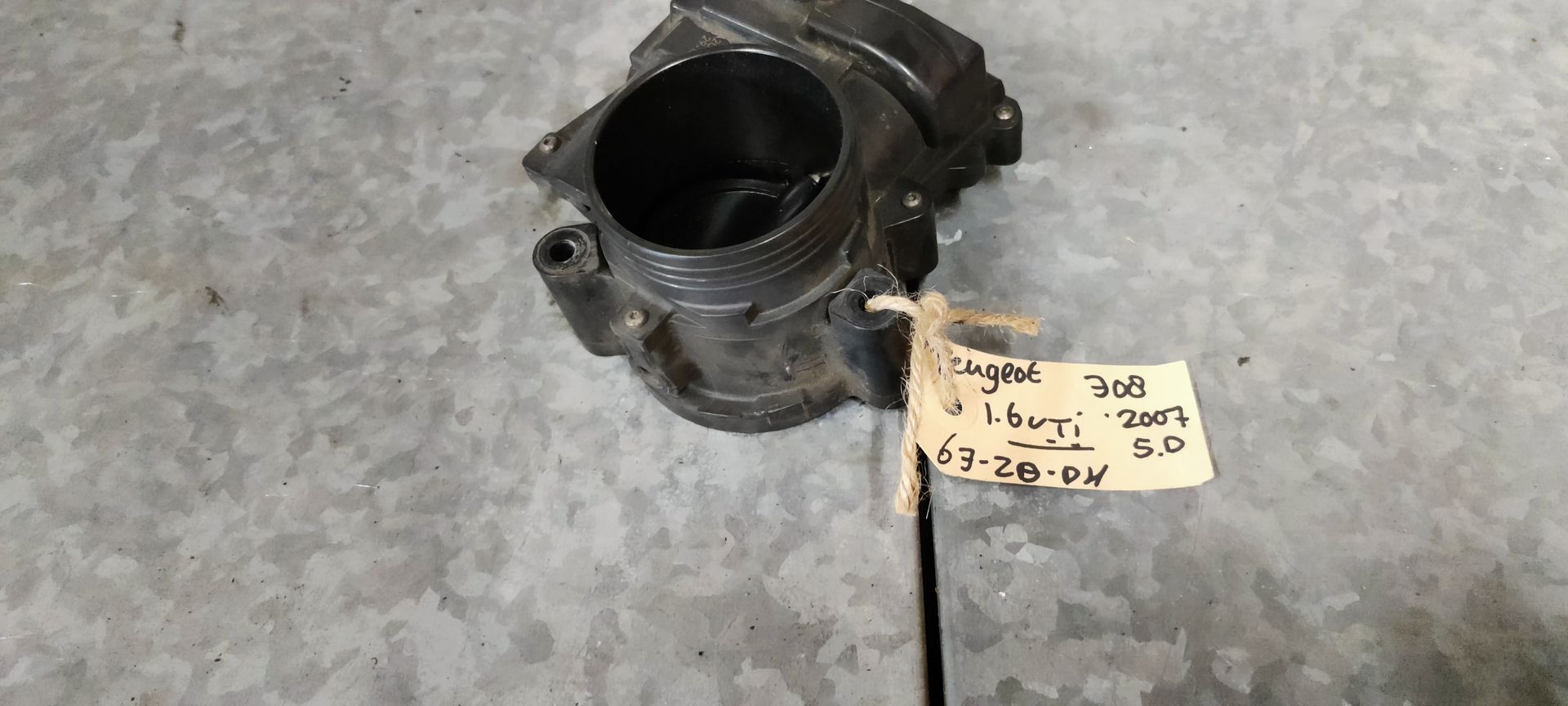 Peugeot 308 luchtmassameter van een 1.6 VTi.