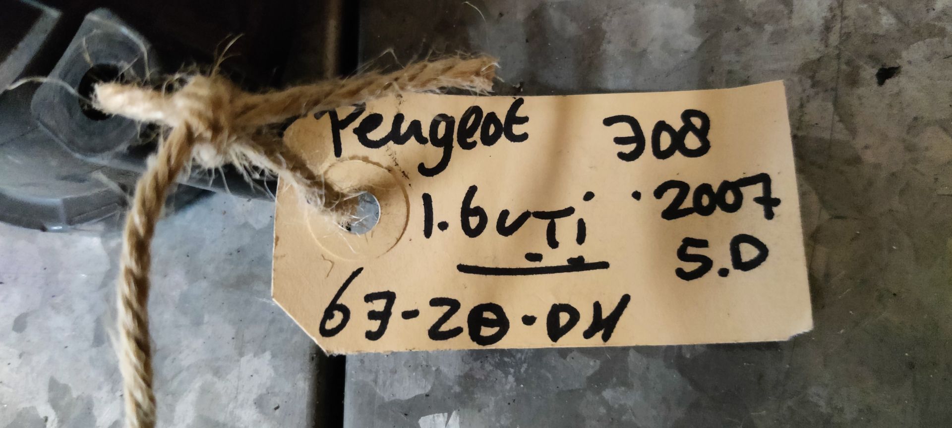 Peugeot 308 luchtmassameter van een 1.6 VTi.