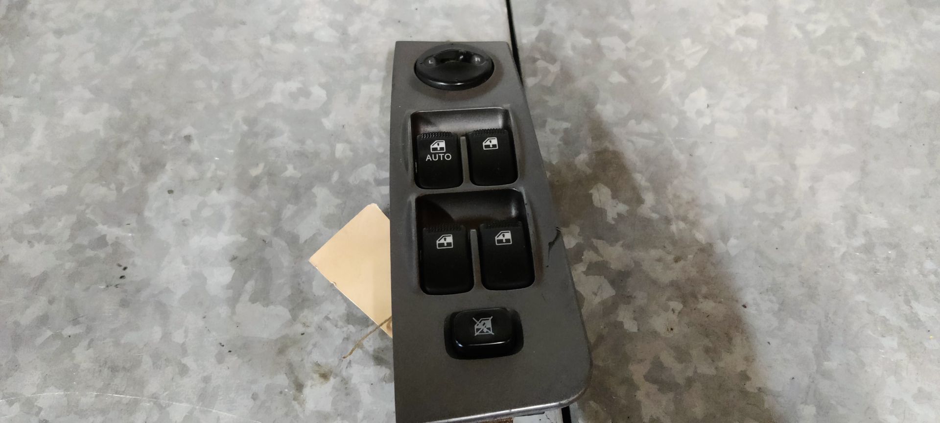 Hyundai Matrix raam en spiegelbediening linksvoor uit 2005.