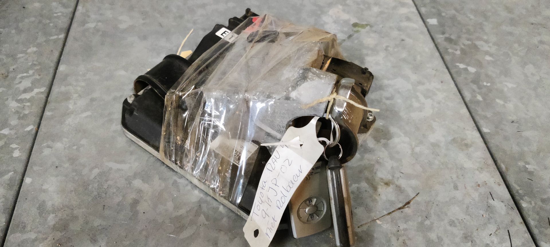 Toyota RAV 4 contactslot met 2 sleutels en computer uit 2008.